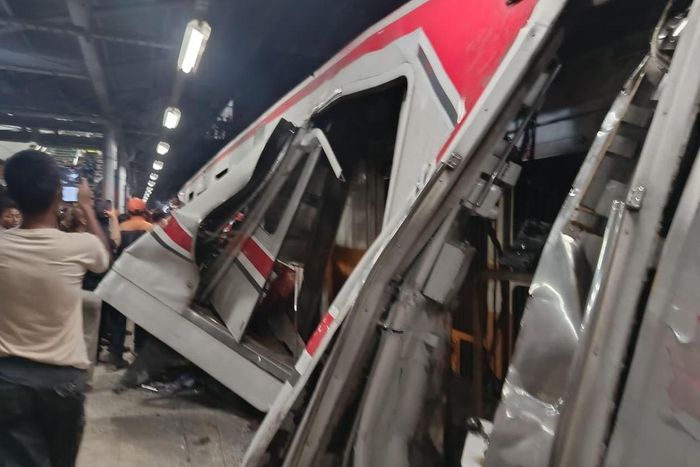 Kondisi bodi KRL rute Bekasi-Jakarta yang ditabrak dari belakang KA Argo Bromo Anggrek di Stasiun Bekasi Timur, (27/4/26) malam