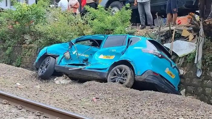 Kondisi mobil taksi Green SM usai tertabrak kereta KRL di kawasan perlintasan kereta Ampera, Bekasi, Jawa Barat, Selasa (28/4/2026).