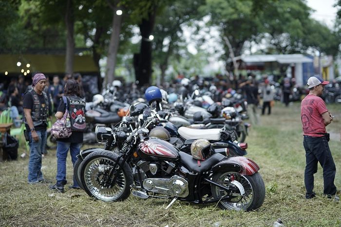 Sejumlah penggemar motor gede turut hadir dalam perayaan hari jadi ke-44 tahun Penggemar Montor Udhug Indonesia Soerabaia (PEMUDI&rsquo;S)