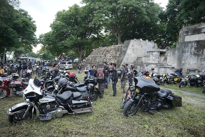 Sejumlah penggemar motor gede (moge) ikut merayakan ulang tahun ke-44 tahun Penggemar Montor Udhug Indonesia Soerabaia (PEMUDI&rsquo;S)