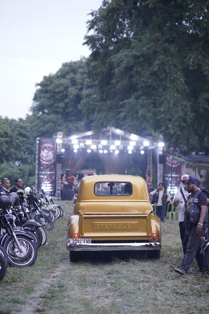 Panggung utama perayaan 44 tahun perjalanan Penggemar Montor Udhug Indonesia Soerabaia (PEMUDI&rsquo;S) di Benteng Kedung Cowek, kota Surabaya, Jawa Timur, (25-26/4/26)