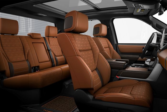 Interior Toyota Tundra 1794 Edition dengan jok berwarna saddle brown.