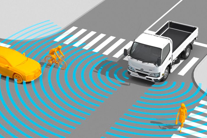 Front Cross Traffic Alert sudah jadi fitur standar di Toyota Dyna..