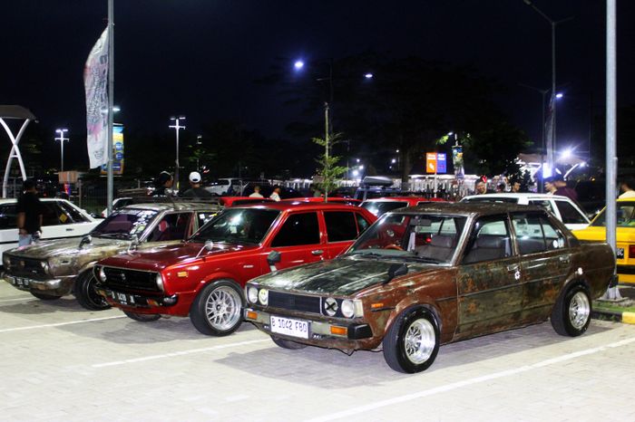 Jajaran sedan retro seperti Datsun 120Y dan model seangkatan tampil dengan gaya khas di arena car meet.