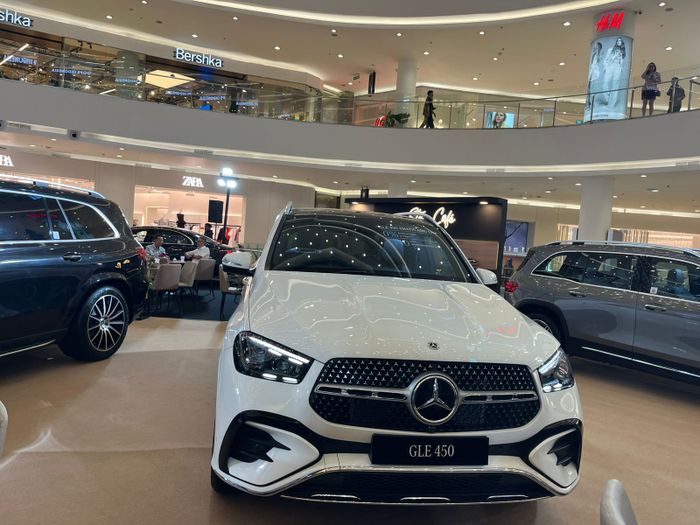 Tercatat ada 8 model yang disiapkan untuk dicoba selama pameran berlangsung.