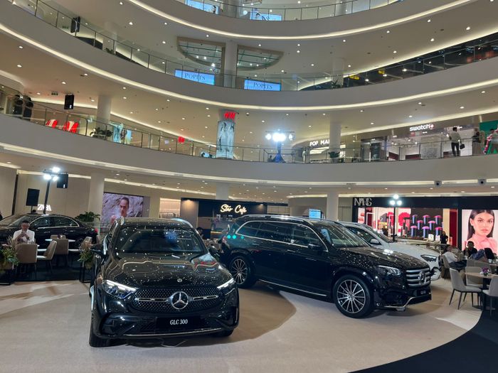 Dalam gelaran kali ini, Mercedes-Benz menampilkan total 12 unit kendaraan dari berbagai segmen.