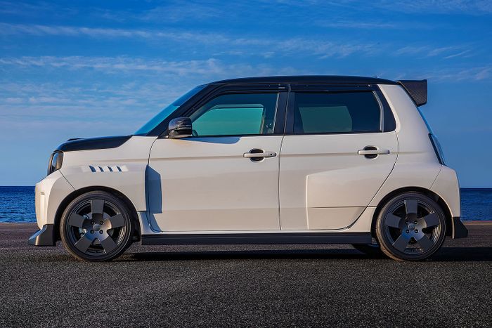 Fender kotak membuat Honda Super-One besutan Mugen terasa seperti mobil balap.