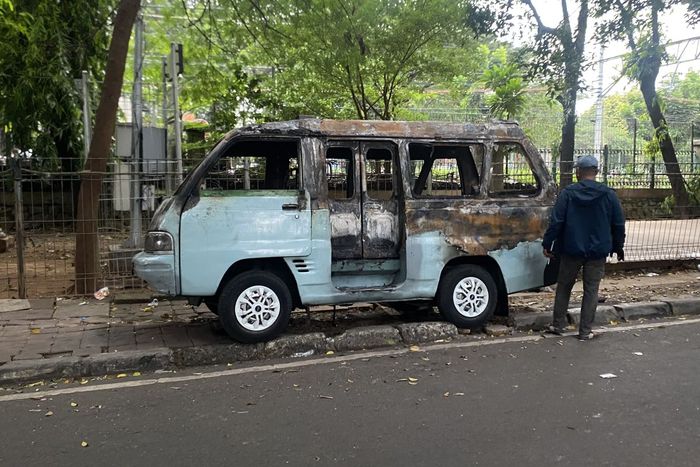 Kondisi angkot trayek Roxy - Benhil yang ikut hangus karena sopirnya diguyur bensin dan dibakar rekan sesama sopir angkot di Jalan KH Masmansyur, tepatnya di depan Kantor Kecamatan, Kelurahan Kebon Melati, Tanah Abang, Jakarta Pusat, (25/4/26)