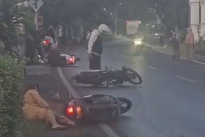 Belasan pengendara motor tergelincir gelimpang di jalan raya Bancaran, Bangkalan, Madura, Jawa Timur