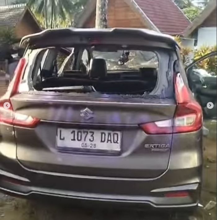 Suzuki Ertiga wisatawan asal Surabaya yang dirusak gerombolan orang tak dikenal di Pantai Wediawu, Tirtoyudo, kabupaten Malang, Jawa Timur, (5/5/26) dini hari