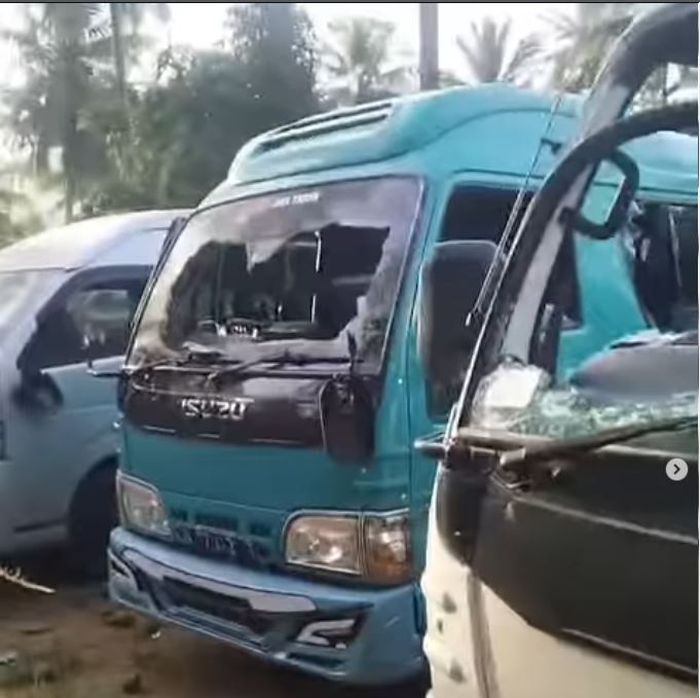 Dua Isuzu Elf dan Toyota HiAce rombongan wisatawan asal Surabaya yang juga dirusak orang tak dikenal di kawasan Pantai Wediawu, Tirtoyudo, kabupaten Malang, Jawa Timur