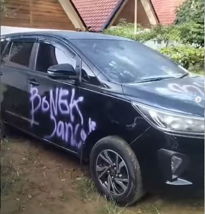 Kondisi Toyota Kijang Innova Reborn yang kena vandalisme cat semprot oleh orang tak dikenal di Pantai Wediawu, kabupaten Malang, Jawa Timur