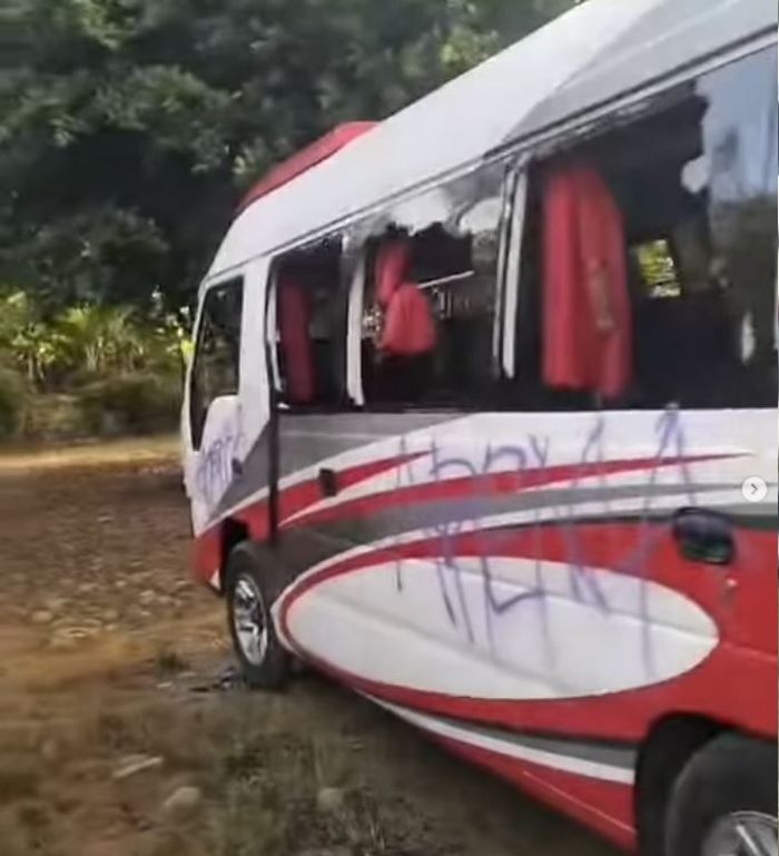 Kerusakan parah dan bodi penuh coretan di Isuzu Elf korban pengeroyokan wisatawan asal Surabaya di pantai Wediawu, kabupaten Malang, Jawa Timur
