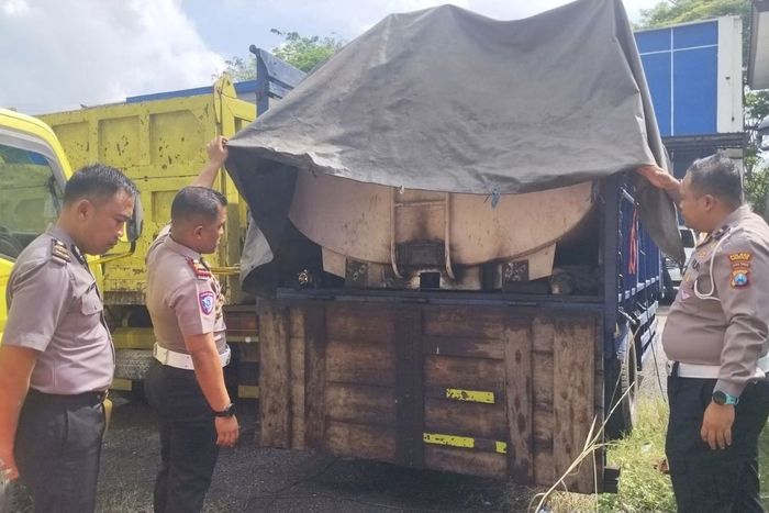 Polisi tunjukan truk bak yang menyebabkan jalan raya Bancaran, Bangkalan, Madura licin mirip keramik, belasan motor dan mobil gelimpangan