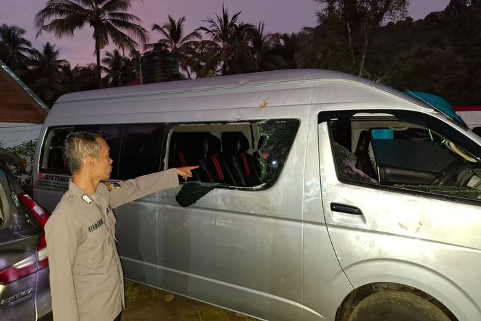 Kaca Toyota HiAce rombongan wisatawan asal Surabaya yang hancur digebuki dalam kasus pengeroyokan oleh orang tak dikenal di kawasan Pantai Wediawu, Tirtoyudo, kabupaten Malang, Jawa Timur, (5/5/26) dini hari