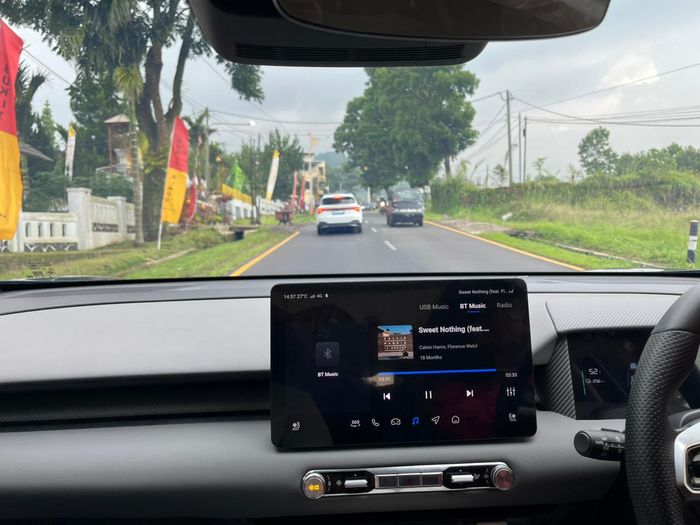 Bagian head unit yang lumayan cukup besar buat hiburan anak-anak nonton Youtube