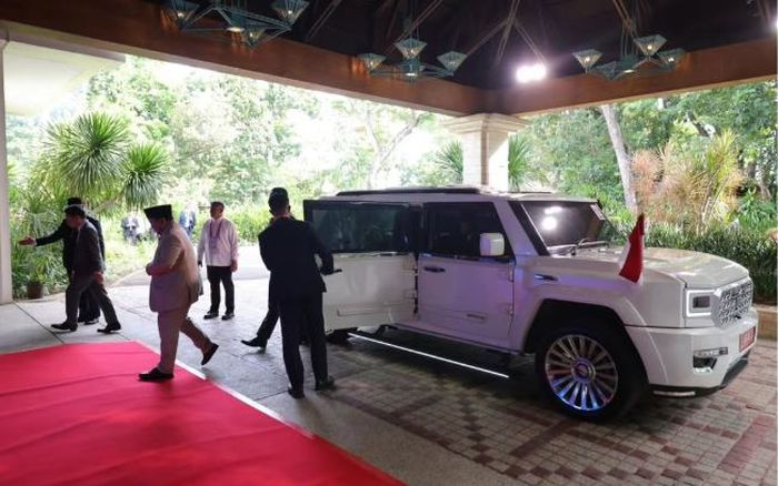 Presiden Prabowo Subianto turun dari Maung MV3 Garuda Limousine saat menghadiri pembukaan KTT ke-48 ASEAN di Cebu, Filipina, (8/5/26)