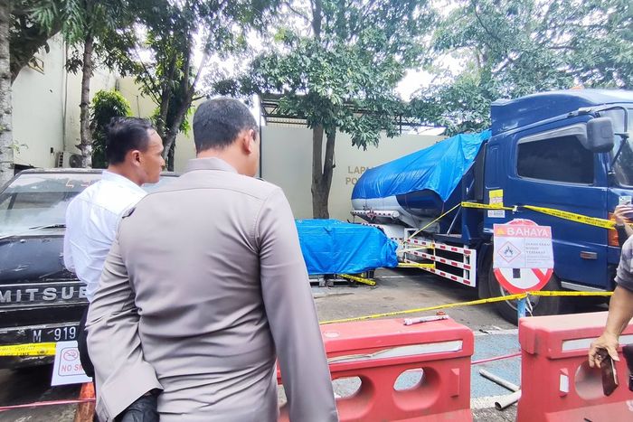 Polisi cek barang bukti truk tangki yang dipakai menimbun Solar Subsidi, berawal dari kasus aspal jalan licin mirip keramik di Arosbaya, Bangkalan, Madura 
