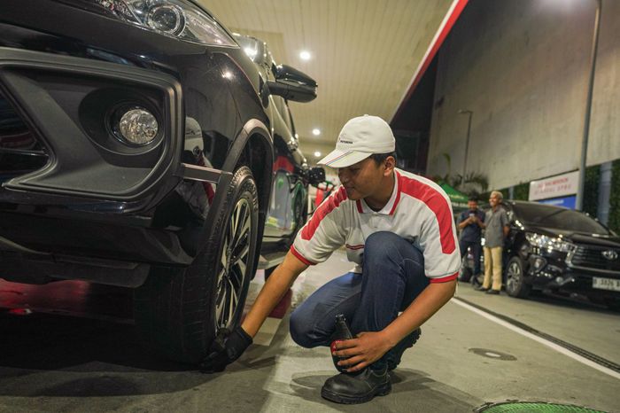 Fasilitas semir ban di SPBU Signature Pertamina