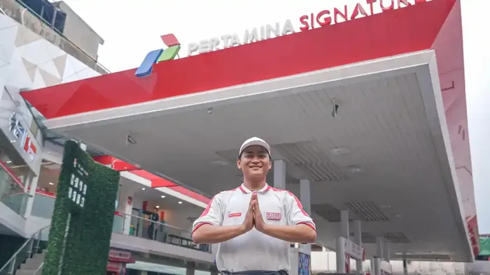 Petugas SPBU Signature Pertamina memakai seragam khusus berupa Polo putih dengan corak merah khas Pertamina