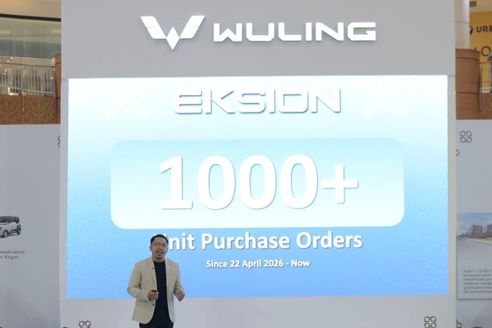 Wuling Motors mulai menyerahkan unit perdana Wuling Eksion kepada konsumen di Indonesia. Seremoni handover dilakukan di Summarecon Mall Serpong