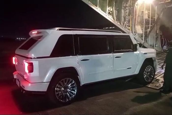 Pengiriman Maung MV3 Garuda Limousine ke Cebu, Filipina untuk mobil kepresidenan Prabowo Subianto menghadiri KTT ke-48 ASEAN menggunakan pesawat Airbus A400M milik TNI AU
