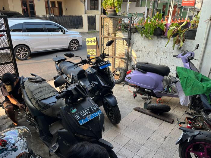 Bengkel motor listrik EV Story di kawasan Galaxy, Bekasi, ternyata juga melayani remap sistem motor listrik untuk meningkatkan performa
