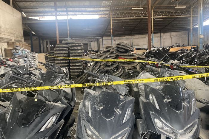 Kondisi ribuan motor ilegal di gudang penyimpanan PT Indobike 26 Jalan Kemandoran VIII, Grogol Utara, Kebayoran Lama, Jakarta Selatan ada yang utuh dan ada yang sudah dipereteli untuk diselundupkan ke benua Afrika