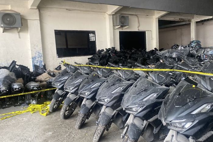 Berbagai motor mulai Honda Vario 160 sampai Yamaha Lexi 160 yang ada di gudang penadah PT Indobike 26 Jalan Kemandoran VIII, Grogol Utara, Kebayoran Lama, Jakarta Selatan
