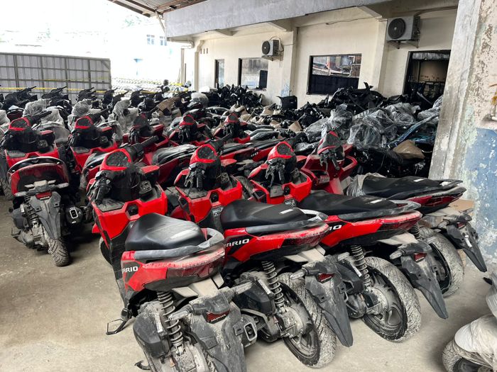 Subdit Ranmor Ditreskrimum Polda Metro Jaya mengungkap dugaan penadahan kendaraan bermotor serta penyelundupan sepeda motor ilegal ke luar negeri di sebuah gudang penyimpanan kendaraan di Jalan Kemandoran Grogol Utara, Kebayoran Lama, Jakarta Selatan,