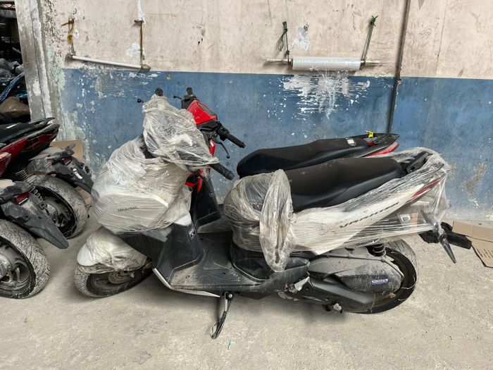 Vario 160 ngejogrok di Gudang dibaluti plastik wraping