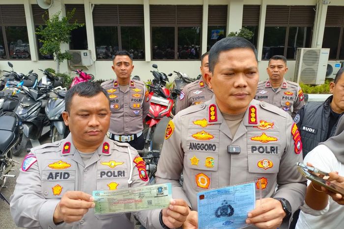 Kapolresta Barelang, Kombes Pol Anggoro Wicaksono dan Kasatlantas Polresta Barelang, Kompol Afiditya Arief Wibowo tunjukan surat tilang yang ditujukan ke Ketua DPRD Kepulauan Riau, Iman Sutiawan