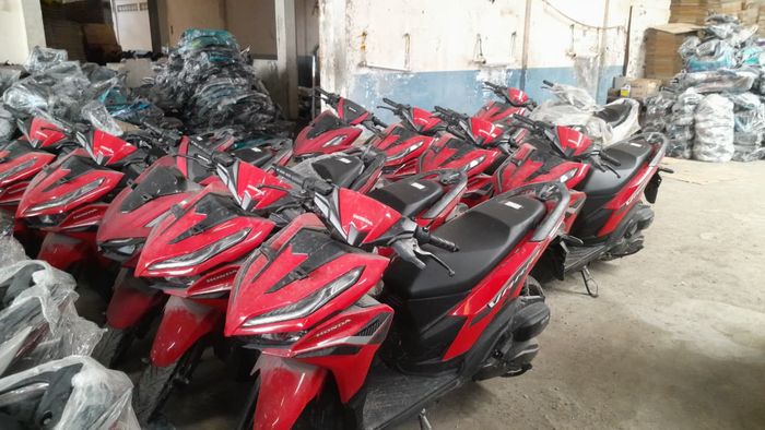 Barang bukti ribuan unit motor ilegal di gudang Jalan Kemandoran VIII, Grogol Utara, Kebayoran Lama, Jakarta Selatan