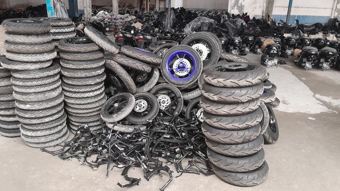 Part motor yang sudah dipereteli siap diselundupkan ke benua Afrika yang berasal dari motor utuh di gudang motor ilegal Jalan Kemandoran VIII, Grogol Utara, Kebayoran Lama, Jakarta Selatan