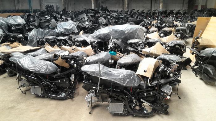 Kondisi motor utuh yang sudah dipereteli untuk siap kirim ke benua Afrika di gudang motor ilegal Jalan Kemandoran VIII, Grogol Utara, Kebayoran Lama, Jakarta Selatan