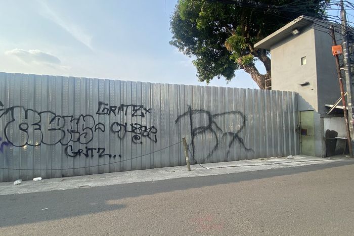 Penampakan dari depan gudang ribuan motor ilegal di Jalan Kemandoran VIII, Grogol Utara, Kebayoran Lama, Jakarta Selatan yang kini ditutup seng tinggi hingga tak terlihat dari luar