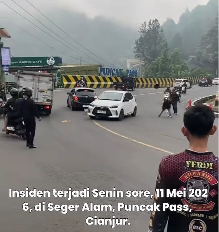 Toyota Agya menepi masuk ke rest area Seger Alam, Puncak Pass, Cianjur, Jawa Barat usai diadang water barrier dan ditimpuk helm pengendara motor