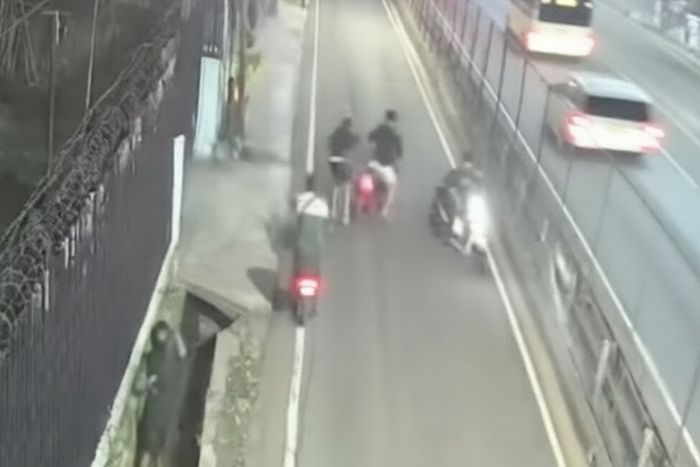 Aksi komplotan begal di Jalan Arjuna Selatan, Kebon Jeruk, Jakarta Barat, (4/5/26)