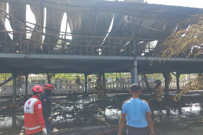 Kondisi area parkir motor pabrik ban PT Arami Jaya di Grabag, Purworejo, Jawa Tengah yang terbakar menghanguskan ratusan motor karyawan, (14/5/26)