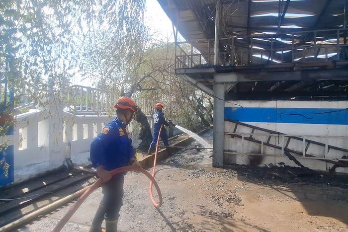 Proses pemadaman area parkir pabrik ban PT Arami Jaya di Grabag, Purworejo, Jawa Tengah yang terbakar menghanguskan ratusan motor karyawan