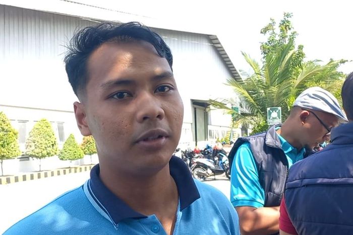Hamim Mutarudin, salah satu karyawan pabrik ban PT Arami Jaya di Grabag, Purworejo, Jawa Tengah yang motornya ikut terbakar