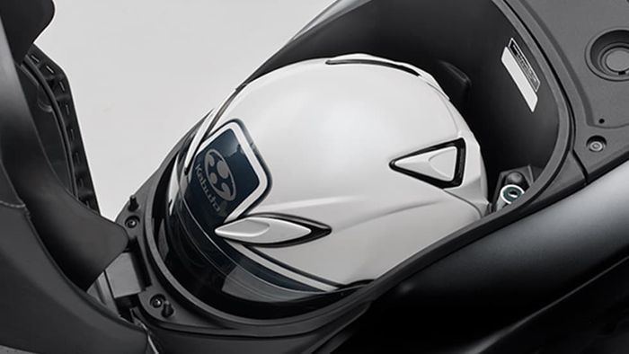 Bagasi luas bisa muat helm
