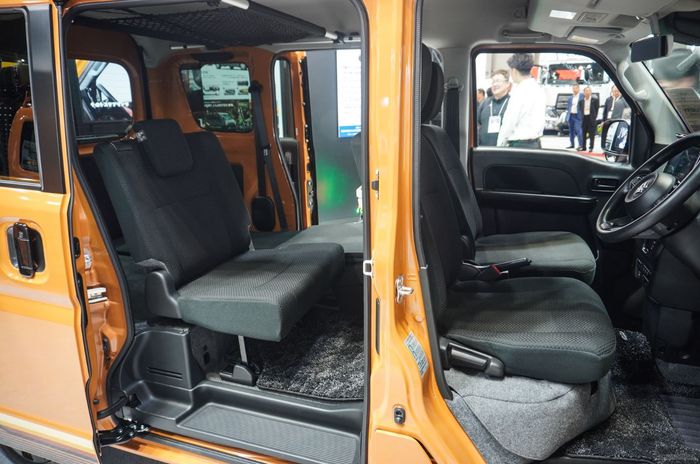 jok baris kedua Suzuki Every J Limited terlihat luas