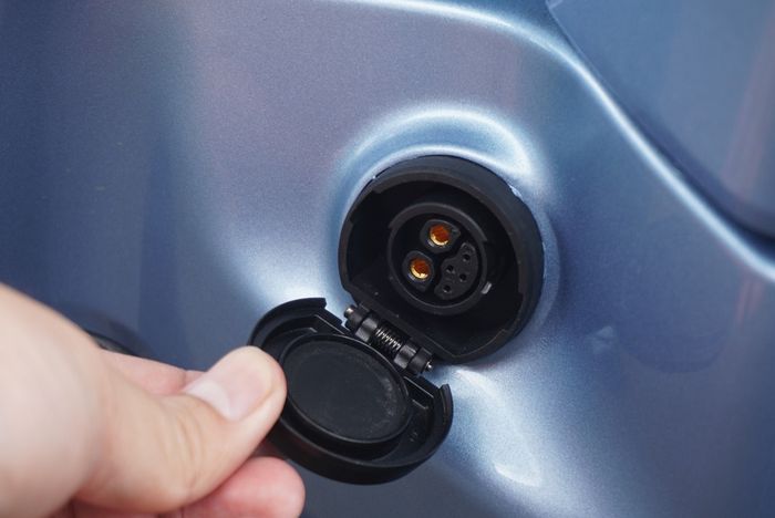Port pengisian TVS iQube S berada di bagian depan, sehingga mudah dijangkau saat charging. 
