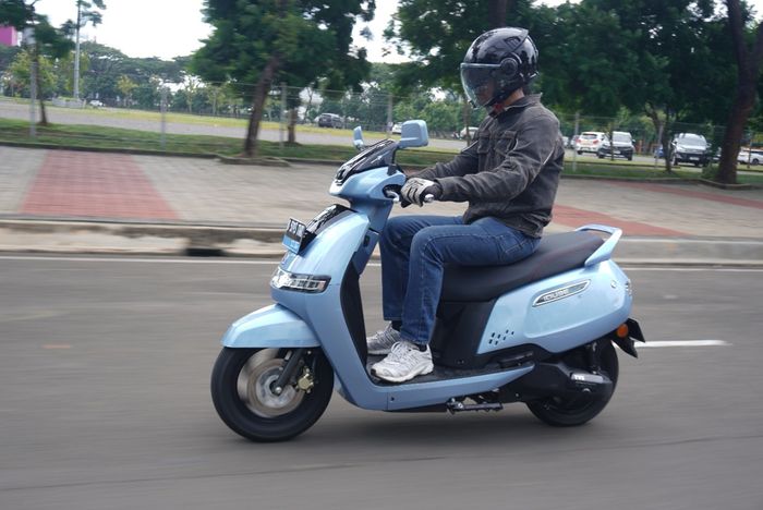 Karakter berkendara TVS iQube S terasa ringan dengan respons gas yang halus di jalan perkotaan. 