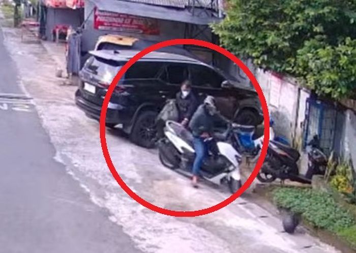 Dua pelaku maling berhasil mengambil tas berisi uang tunai Rp 300 juta dari dalam kabin Toyota Fortuner setelah memecah kaca di warung seblak Tukangkayu, Banyuwangi, Jawa Timur