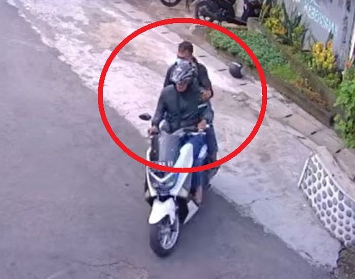 Dua pelaku pencurian modus pecah kaca Toyota Fortuner di Tukangkayu, Banyuwangi, Jawa Timur yang berhasil mengambil tas berisi uang tunai Rp 300 juta