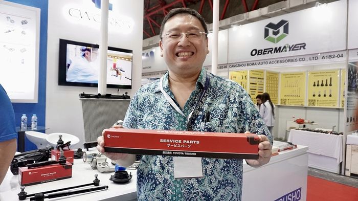 Willy Wijaya selaku Direktur PT Timur Raya Alam Damai menunjukkan produk suku cadang aftermarket CWORKS pada ajang INAPA 2026 di Jakarta.