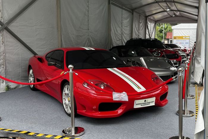 Ferrari 360 Modena Challenge Stradale milik Harvey Moeis yang dipajang untuk dilelang dalam BPA Fair 2026 bersama deretan mobil lain
