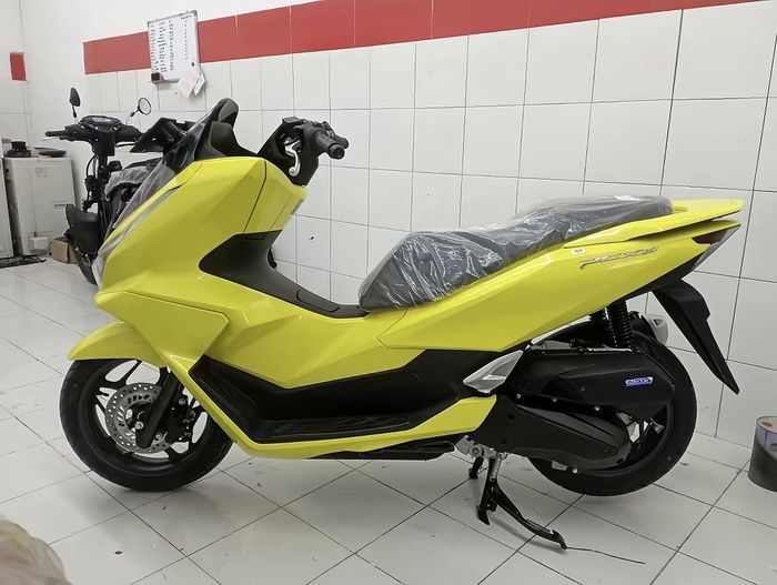 Honda PCX 160 berwarna kuning 